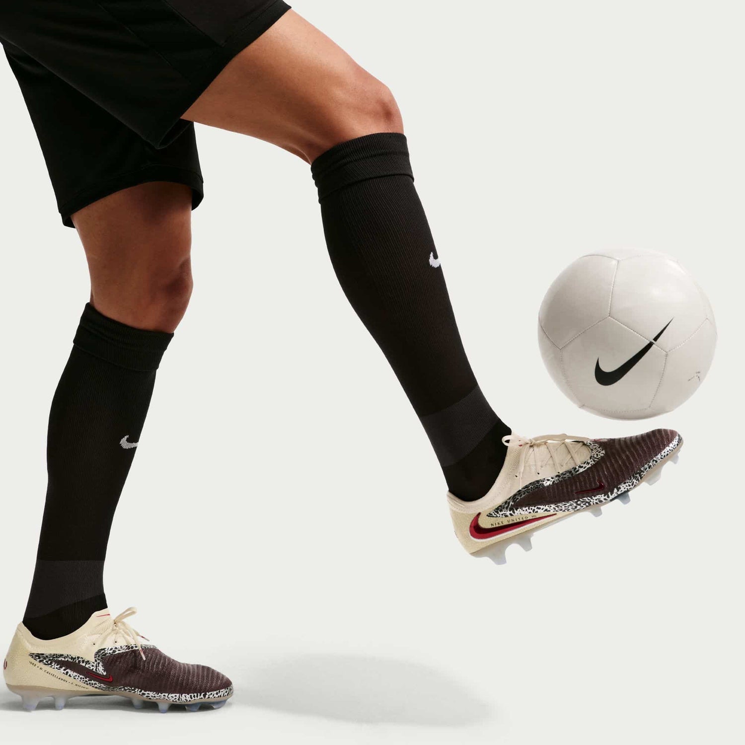 Nike United Phantom 6 Low Elite FG on-foot view