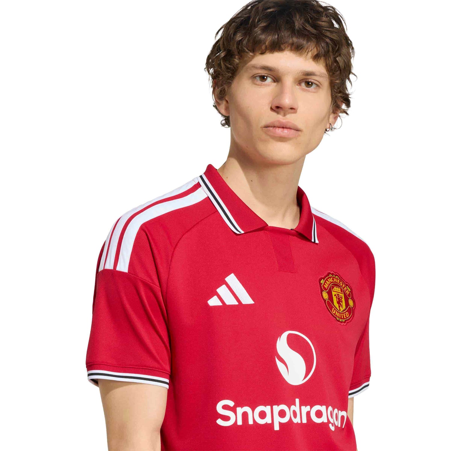 Manchester United 26/27 Home Jersey crest and chest detail