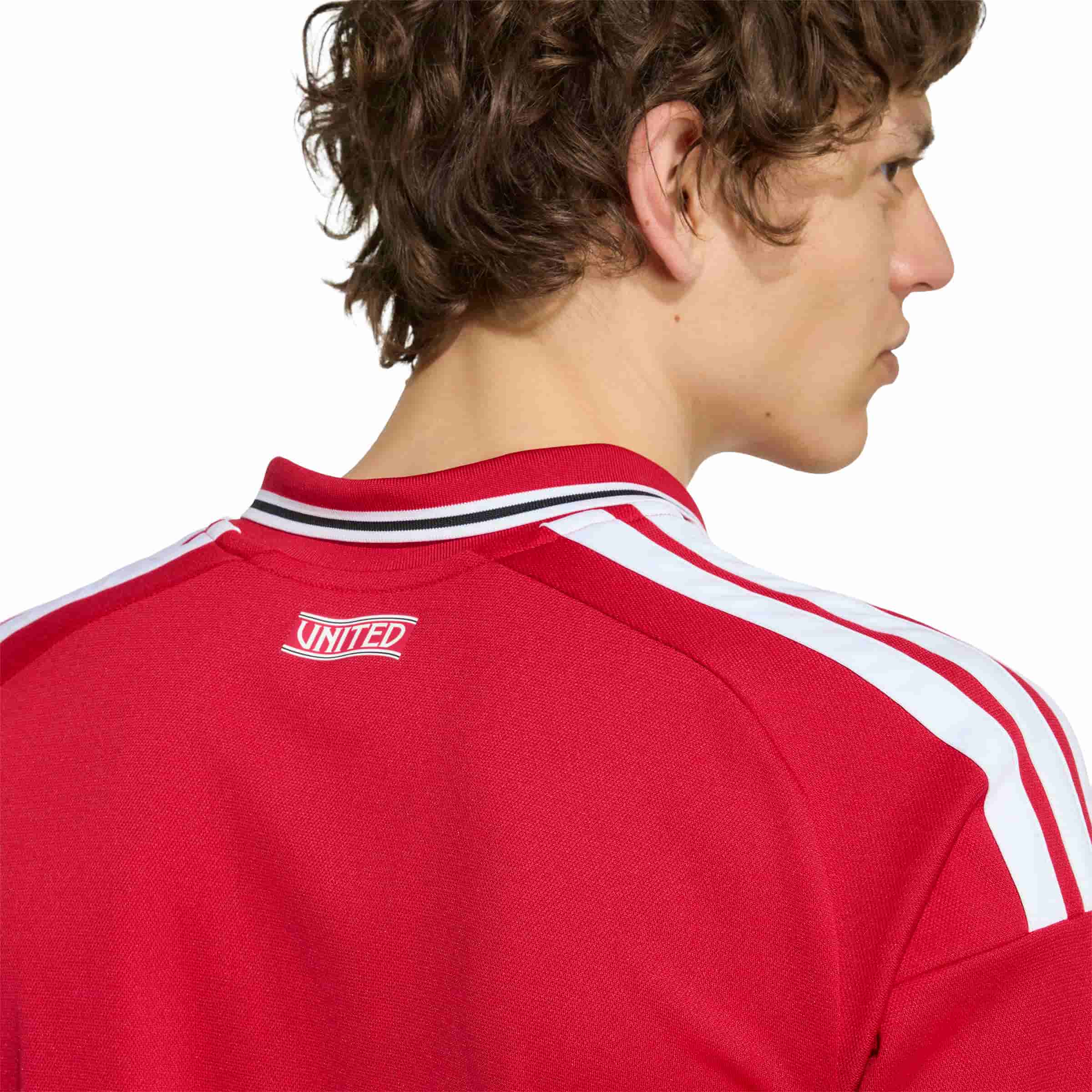 Manchester United 26/27 Home Jersey back collar detail